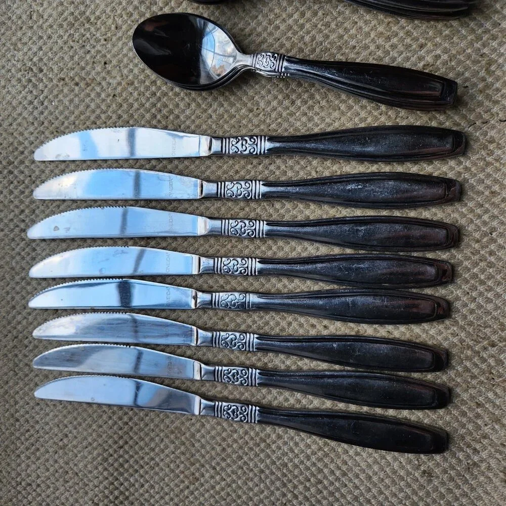 ONEIDA Flatware Vista Pattern 48 Pieces stainless Serves 7 + forks knives spoons